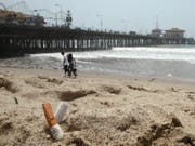 Zigarettenstummel am Strand von Santa Monica, Kalifornien. Der US-Westküstenstaat verbietet nun das Rauchen an Stränden und in Naturparks. (Bild: Keystone/EPA/BRENDAN MCDERMID)