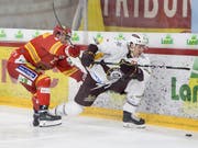 Biels Yannick Rathgeb (links) wehrt sich gegen den Genfer Marco Miranda (Bild: KEYSTONE/ANTHONY ANEX)