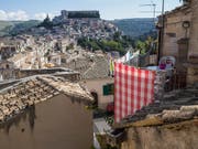 Die historische Stadt Ragusa auf Sizilien gehört zum Unesco-Welterbe. Heute wächst jedoch die Sorge wegen der zunehmenden Armut in Süditalien. Die EU fordert mehr öffentliche Investitionen in der Region. (Bild: KEYSTONE/ALESSANDRO DELLA VALLE)