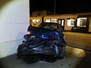 Aus diesem Autowrack konnte sich ein 62-jähriger Mann nach der Kollision mit einem Zug leicht verletzt befreien. (Bild: Kantonspolizei Aargau)