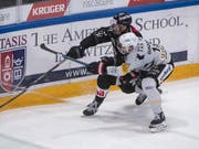 Den Favoriten erfolgreich geärgert: Nicht zuletzt dank Ryan Gundersons (vorne) erstem Treffer in der Schweiz gewann Fribourg-Gottéron in Lugano 4:1 (Bild: KEYSTONE/PABLO GIANINAZZI)