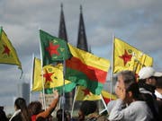 In ganz Deutschland demonstrierten Tausende Menschen gegen die türkische Offensive in den syrischen Kurdengebieten. Allein in Köln waren es 10'000. (Bild: KEYSTONE/AP DPA/DAVID YOUNG)
