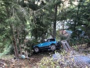 Aus diesem Autowrack konnte der Fahrer nur noch tot geborgen werden. Der Beifahrer wurde leicht verletzt. (Bild: Kantonspolizei Wallis)