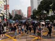Bei neuen Protesten in Hongkong trugen viele Demonstranten trotz eines Vermummungsverbots Gesichtsmasken, um so ihre Identität zu schützen und gleichzeitig gegen das Verbot zu protestieren. (Bild: KEYSTONE/AP/KIN CHEUNG)
