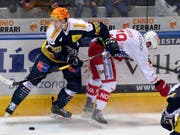 Ambris Michael Fora (links) gewinnt den Puck gegen Rapperswils Danny Kristo (Bild: KEYSTONE/SAMUEL GOLAY)