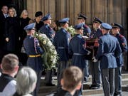 Mit einem Staatstrauertag und einem Gottesdienst im Prager Veitsdom nahm Tschechien am Samstag Abschied von Karel Gott. (Bild: KEYSTONE/EPA/MARTIN DIVISEK)