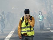 Zu Beginn der wöchentlichen «Gelbwesten»-Kundgebung mit tausenden Demonstranten in Toulouse setzte die Polizei am Samstag Tränengas ein. (Bild: KEYSTONE/EPA/GUILLAUME HORCAJUELO)