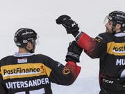 Berns Jan Mursak (rechts) gratuliert Ramon Untersander für dessen verwerteten Penalty (Bild: KEYSTONE/ALESSANDRO DELLA VALLE)