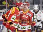 Der Dreifachtorschütze Peter Schneider (links) bejubelt zusammen mit Teamkollege Jan Neuenschwander einen seiner Treffer (Bild: KEYSTONE/ANTHONY ANEX)