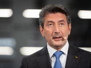 Post-Chef Roberto Cirillo hat in einem Interview skizziert, wie er sich die Post der Zukunft vorstellt. Künftig sollen sich Kunden am Schalter etwa zu Versicherungen beraten lassen können, sagte er. (Bild: KEYSTONE/ELIA BIANCHI)