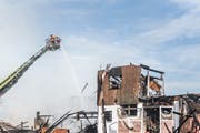 Blick auf die Brandruine, während die Feuerwehr noch im Einsatz steht. (Bild: Andrea Stalder)