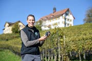 Reblüt-Präsident Urs Tobler mit einer Gamaret-Traube. (Bild: Hanspeter Schiess)