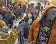 Krimi-Autorin Silvia Götschi liest im Modehaus Steffys – umrahmt von Schaufensterpuppen. (Bild: Robert Hess, Sarnen, 12. Oktober 2019)