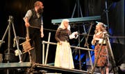 Der Fessibauer (Florian Sulzbach), das Mariili (Nicole Wüthrich) und ein bezauberndes Vreneli (Miriam Kafader). (Bild: Romano Cuonz, Sarnen, 12. Oktober 2019)