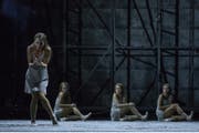Das kleine Mädchen friert und vereinsamt in der Choreografie zu Helmut Lachenmanns Musiktheaterwerk «Das Mädchen mit den Schwefelhölzern». (Bild: Gregory Batardon)