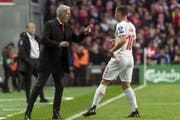 Nati-Trainer Vladimir Petkovic (links) im Gespräch mit Granit Xhaka. (Bild: Georgios Kefalas / Keystone, Kopenhagen, 12. Oktober 2019)