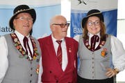 Hefari-Präsident Ferdi Segmüller (Mitte) wird flankiert von Karl Hansert und Lena Maier vom Ortenauer Narrenbund (ONB). Mit diesem Verband von Fasnachtszünften aus der Schwarzwaldregion pflegt der Hefari eine enge Freundschaft. (Bild: Remo Infanger, Altdorf, 12. Oktober 2019)