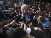 Rechtsprofessor Kaïs Saïed, Gewinner der Präsidentenwahl in Tunesien, spricht am Sonntag nach seiner Stimmabgabe zu den Medien. (Bild: Keystone/AP/MOSA'AB ELSHAMY)