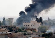 In Syrien steigen Rauchsäulen empor. (Bild: Erdem Sahin/EPA, Syrien)