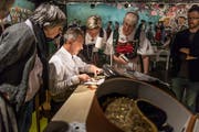 Der Mann mit den Goldfäden: Pius Angehrn zeigt, wie er die Laméspitzen macht. (Bilder: Michel Canonica)