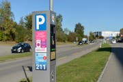 Die Stadt hat nun zwei Parkingapps. Parkuhr mit Aufklebern von Parkingpay und Easypark auf beiden Seiten und Twint auf der Frontseite.