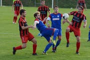 Bazenheid verlor nicht nur die Punkte, sondern nach zwanzig Minuten auch Captain Dejan Baumann (rechts), der sich eine Verletzung zuzog. (Bild: Beat Lanzendorfer)