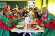 Für die Fasnächtler des Amicale des Sociétés Carnavalesques Romandes (ASCAR) aus Sion wurde die DV extra mittels Kopfhörern live ins Französiche übersetzt. (Bild: Remo Infanger, Altdorf, 12. Oktober 2019)