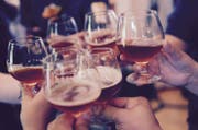 Immer weniger Schweizer trinken Alkohol: Sie greifen stattdessen lieber zu Alkoholfreiem. (Bild: Pixabay)