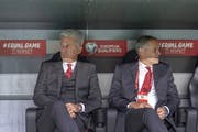 Müssen sich den Problemen stellen: Nationaltrainer Vladimir Petkovic und Pierluigi Tami, der Direktor des Nationalteams. (Bild: Georgios Kefalas/KEY)
