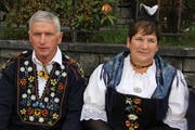 Sennenvater Sepp Planzer mit seiner Frau Regina beobachten nach dem Gottesdienst das «Fääntlä» auf dem Kirchplatz. Bild: Paul Gwerder (Bürglen, 13. Oktober 2019)