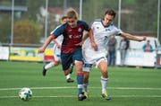 Der Alpnacher Valentin Blättler (links) behauptet sich im Zweikampf gegen Marco Barmettler.Bild: Dominik Wunderli (Alpnach, 12. Oktober 2019)