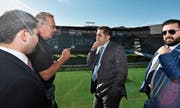 Armen Melikbekjan, der Generalsekretär des armenischen Fussballverbandes, hört interessiert zu, was Ivo Forster, CEO der FC St.Gallen Event AG, erzählt. Auch Karen Schabojan (links) und Georgi Matewossjan (rechts) gehören zur Delegation, die das Stadion besichtigt. (Bild: Manuel Nagel)