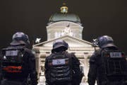 Das neue Sicherheitssystem im Bundeshaus wackelt. (Bild: Keystone)