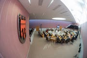 Wer darf rein, wer muss raus? Die Sitze im Vorarlberger Landtag sind neu verteilt. (Bild: Philipp Steurer)
