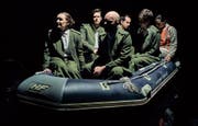 Im Schlauchboot gestrandet: Die Solisten von Lieder von «Krieg und Liebe» als Bootsflüchtlinge. Bild: Ingo Höhn/Luzerner Theater