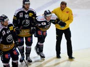 Verletzung mit Folgen: Ambri-Piottas Dominic Zwerger wird im Spiel gegen Rapperswil-Jona vom Eis geführt (Bild: KEYSTONE/SAMUEL GOLAY)