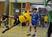 Altdorfs Kreisläufer Thomas Adamcik (am Ball) war mit sechs Treffern bester Werfer seines Teams. Bild: Urs Hanhart (Altdorf, 14. September 2019)