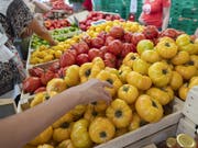 Viel Gemüse und Obst gehen verloren bevor sie im Handel landen. (Bild: KEYSTONE/MARTIAL TREZZINI)