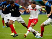 Kein Sieger zwischen Frankreich und der Türkei: Der Franzose Raphaël Varane (li.) im Zweikampf mit Hakan Calhanoglu (Bild: KEYSTONE/AP/THIBAULT CAMUS)