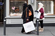 Der Körper ist gänzlich verhüllt: Touristinnen aus Saudi-Arabien im Berner Oberland. (Bild: Peter Klaunzer/Keystone, Interlaken, 9. Oktober 2016)