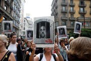 Eine Demonstrantin fordert Freiheit für Ex-Vizepräsident Oriol Junqueras. (Bild: Quique Garcia/EPA/Key)