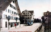 Das Krienser Tram hält vor der «Linde». Das kolorierte Foto entstand wohl kurz nach 1900.