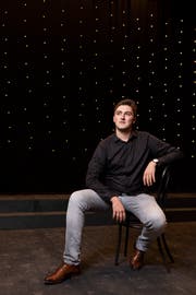 Simon Burkhalter vor der Durchlaufprobe im Gemeindesaal Möriken. (Bild: Severin Bigler)