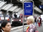 Rauchen nur noch in bestimmten Zonen erlaubt: Ab Ende Oktober hat auch die Zentralbahn rauchfreie Bahnhöfe. (Bild: KEYSTONE/WALTER BIERI)