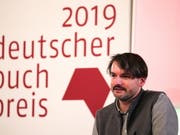 Preisträger Saša Stanišić am Montag in Frankfurt. (Bild: KEYSTONE/EPA/ARMANDO BABANI)