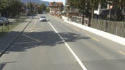 Die Bushaltestelle Schützen in Stansstad wird auf der Fahrbahn mit neuartigen Waschbetonplatten saniert. (Bild: PD)