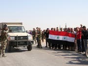 Syrische Regierungstruppen werden im Norden des Landes als Verteidiger gegen die türkische Armee gefeiert. (Bild: KEYSTONE/AP)
