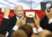 Bleich und zerknirscht: Jaroslaw Kaczynski nach Bekanntwerden der Wahlergebnisse. (Bild: Keystone)
