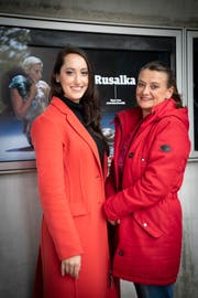 Die Opernsängerin Jennifer Panara spielt in «Rusalka» den Küchenjungen. Kollegin Lucia Blažíčková (rechts) kommt aus Bratislava und hat sie als Sprachtrainerin unterstützt. (Bild: Ralph Ribi)