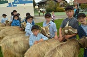 Die Wärter-Buben warten auf ihren Einsatz. (Bild: Paul Küchler, Flüeli-Ranft, 13. Oktober 2019)